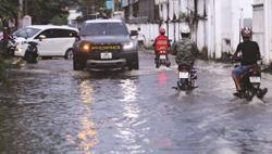 Hà Nội sáng sớm mưa to, đề phòng lốc sét, mưa đá