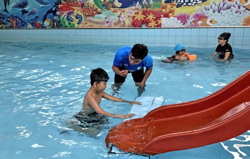 Nhiều lợi ích từ việc cho con đi học bơi