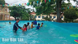 Thị xã Buôn Hồ: Khai giảng lớp dạy bơi miễn phí cho trẻ em có hoàn cảnh khó khăn
