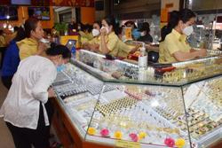 Giá vàng hôm nay 16-7: Bị đè nén khi USD còn tăng giá