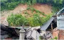 Sạt lở đất vùi lấp nhà, 4 người nhập viện cấp cứu