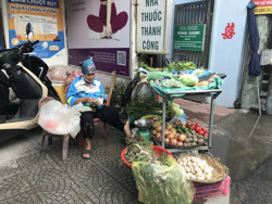 Xăng giảm, giá hàng hóa vẫn neo cao