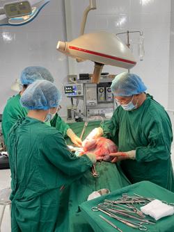  Phẫu thuật thành công khối u nang buồng trứng khổng lồ nặng 10kg