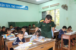 Mở lớp học tiếng Êđê cho gần 50 cán bộ, nhân viên trong lực lượng vũ trang