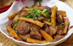 Bữa cơm gia đình với ba chỉ kho dừa