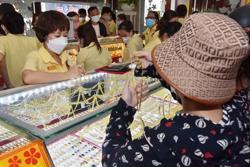 Giá vàng hôm nay 21-7: USD đảo chiều tăng giá, vàng bị nhấn chìm