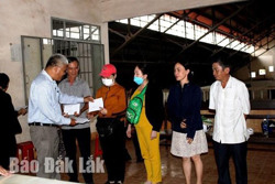 Thị xã Buôn Hồ: Thăm và trao tiền hỗ trợ các tiểu thương trong vụ cháy chợ