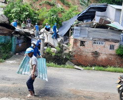 Huyện Lắk: Hỗ trợ 40 triệu đồng cho gia đình bị sập nhà do sạt lở đất