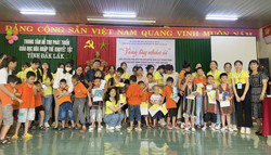 Trao 20 suất học bổng cho trẻ khuyết tật