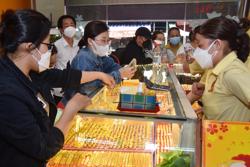 Giá vàng hôm nay 23-7: Tăng tiếp vì nhu cầu trú ẩn vốn vào kim loại tăng