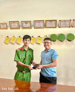 Chiến sỹ Công an thị xã Buôn Hồ nhặt được tài sản, trả lại người mất