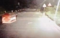 Nhiều người hoảng hồn khi thấy chiếc quan tài nằm giữa đường trong đêm