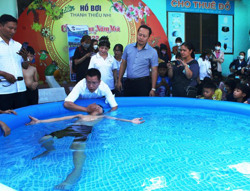 Khai giảng Lớp kỹ năng phòng chống đuối nước và dạy bơi miễn phí cho thanh thiếu nhi mồ côi
