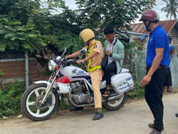 Bị hư xe, thí sinh được cán bộ Cảnh sát giao thông huyện Lắk hỗ trợ đến điểm thi đúng giờ