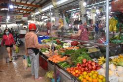 Giá xăng dầu giảm sâu, hàng hóa vẫn neo cao