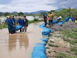 Xã Buôn Tría (huyện Lắk) huy động 30 người khắc phục sạt lở đường giao thông nội đồng