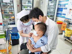 Vaccine ngừa cúm A khan hiếm do người dân đổ xô đi tiêm