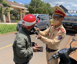 Cảnh sát giao thông huyện Krông Năng: Tích cực ra quân tuyên truyền về tác hại của rượu, bia