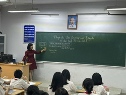 Thiếu giáo viên dạy chương trình mới: Bao giờ hết cảnh ‘ăn đong’?