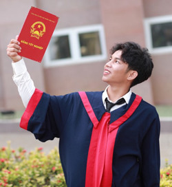 Những sinh viên dân tộc thiểu số giàu nghị lực, học giỏi