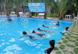 Lớp học bơi miễn phí của thầy Hải