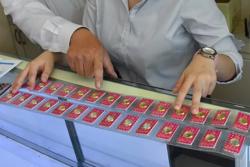 Giá vàng hôm nay 18-8: Áp lực từ USD, vàng lao xuống dốc