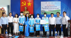 Tặng sách vở cho học sinh vùng khó khăn