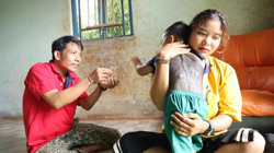 Thương cậu bé với căn bệnh lạ, lưng mọc đầy lông