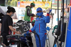 'Dễ thở' hơn với giá xăng?