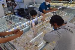 Giá vàng hôm nay 20-8: Ồ ạt giảm khi dòng tiền dồn vào USD