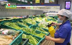 Xăng giảm giá, hàng hóa vẫn chưa "hạ nhiệt"