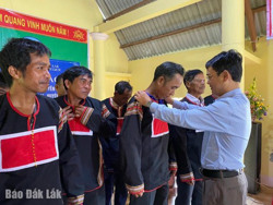Đắk Lắk: Cấp 3 bộ chiêng và 60 bộ trang phục truyền thống cho một số buôn trong tỉnh