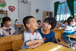 Học sinh lớp 1 hân hoan tựu trường