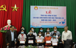 Trao học bổng cho học sinh nghèo hiếu học
