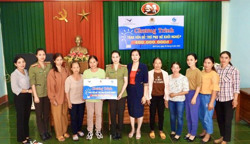 Trao 400 triệu đồng vốn hỗ trợ phụ nữ khởi nghiệp