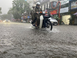 Bão tan, mưa dông còn diễn biến phức tạp