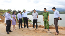 Phó Bí thư Tỉnh ủy, Chủ tịch UBND tỉnh Phạm Ngọc Nghị kiểm tra các công trình, dự án trên địa bàn huyện Lắk