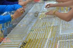 Giá vàng hôm nay 29-8: Vàng SJC và thế giới đồng loạt lao dốc