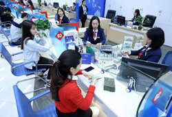 Ngân hàng nới 'room' tín dụng