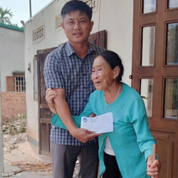 Huyện Cư Kuin: Thăm hỏi, hỗ trợ hộ dân bị thiệt hại nhà cửa do mưa lốc