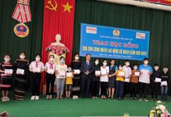 LĐLĐ Đắk Lắk trao học bổng cho học sinh có hoàn cảnh khó khăn