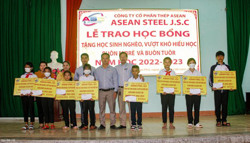 Trao học bổng cho học sinh nghèo, hiếu học xã Hòa Phú, TP. Buôn Ma Thuột