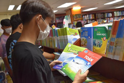 Sát ngày khai giảng, học sinh lớp 10 vẫn thiếu SGK