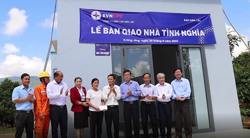 Đắk Lắk: Trao bò sinh sản và nhà tình nghĩa cho các gia đình chính sách, hộ nghèo