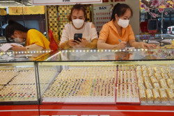 Giá vàng hôm nay 31-8: Vàng SJC sẽ "bốc hơi" theo giá thế giới