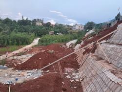 Hàng chục hộ dân khốn khổ vì làm đường mà chưa làm cống thoát nước