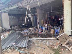 Ớn lạnh với xe tải lao vào 4 nhà dân ven đường