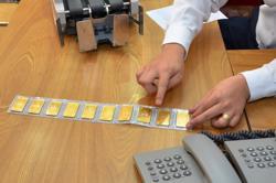 Giá vàng hôm nay 6-8: Bị bán tháo