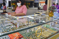 Giá vàng hôm nay 1-9: Lao xuống mức thấp nhất trong tháng qua