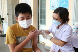 Tiêm đủ liều vắc xin phòng COVID-19: Giải pháp bảo vệ sức khỏe của trẻ khi trở lại trường học
